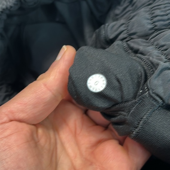 Lululemon Hotty Hot Short II *2.5" Black - Picture 4 of 6